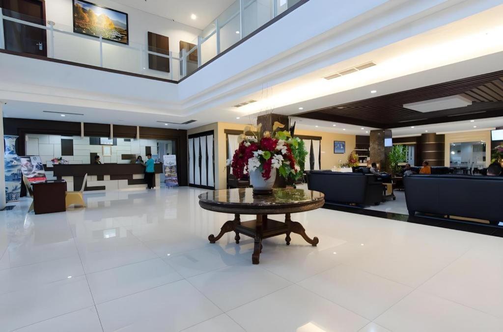Megaland Hotel Solo Екстер'єр фото